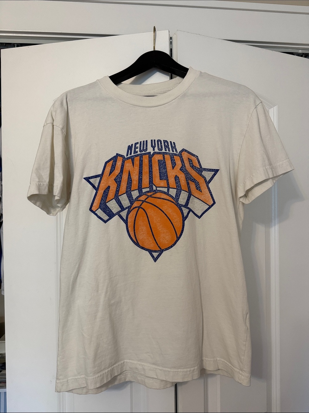 Abercrombie & Fitch Cream New York Knicks Distressed Graphic Tee